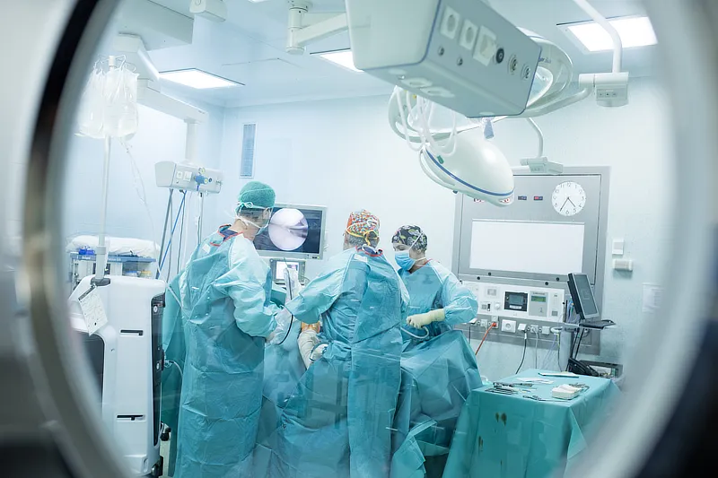 Specialists performing spinal surgery with advanced minimally invasive techniques at Instituto Cugat’s Traumatology Unit.