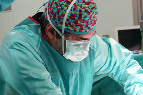 Orthopaedic surgeon examining a patient’s wrist to assess joint stability and mobility at Instituto Cugat.